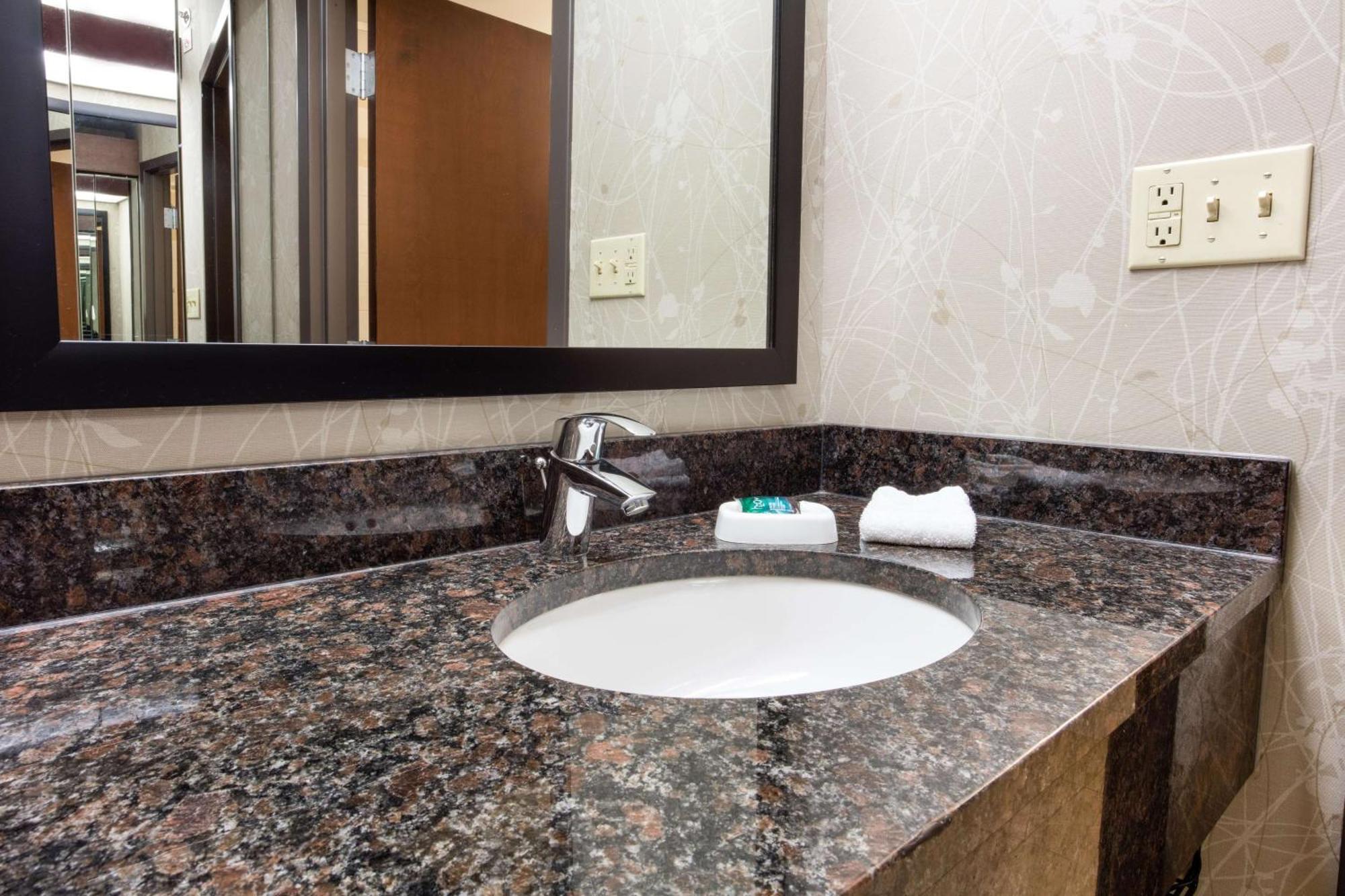 Drury Inn & Suites Kansas City Airport Екстериор снимка