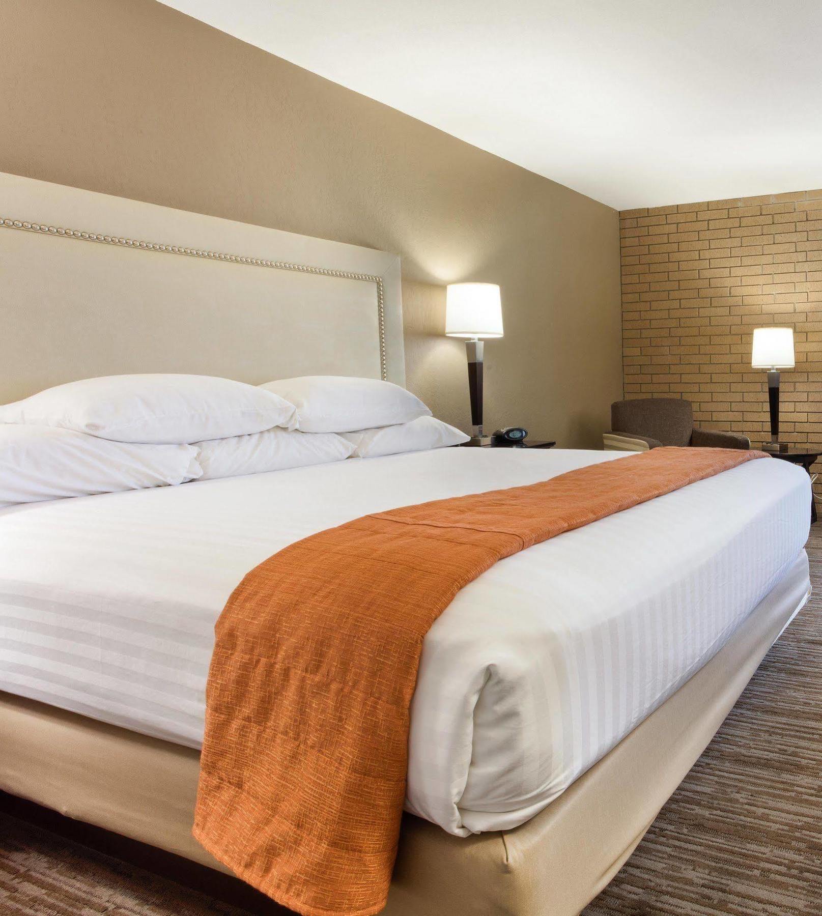 Drury Inn & Suites Kansas City Airport Екстериор снимка